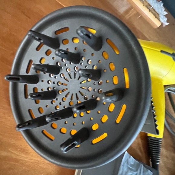 Drybar Blow dryer with diffuser attachment - Picture 4 of 4